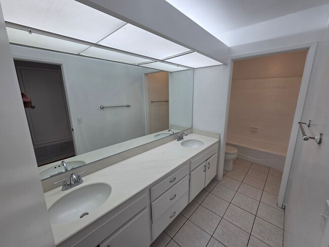 Building Photo - Stunning Via Verde home!