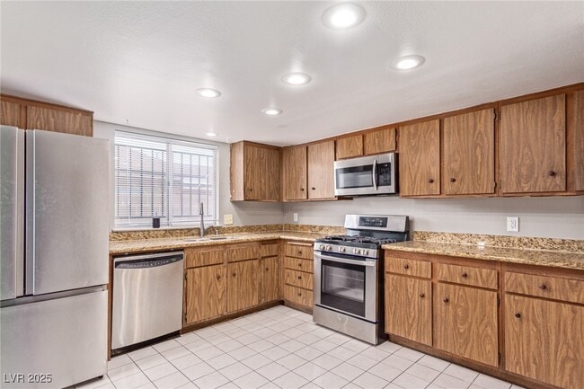 Building Photo - 557 Chelsea Dr