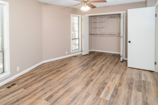 Building Photo - 2 Bedroom, 2 bath newly remodeled house fe...