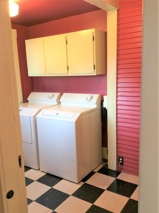 Building Photo - Beautiful Cottage in the Hollywood Distric...