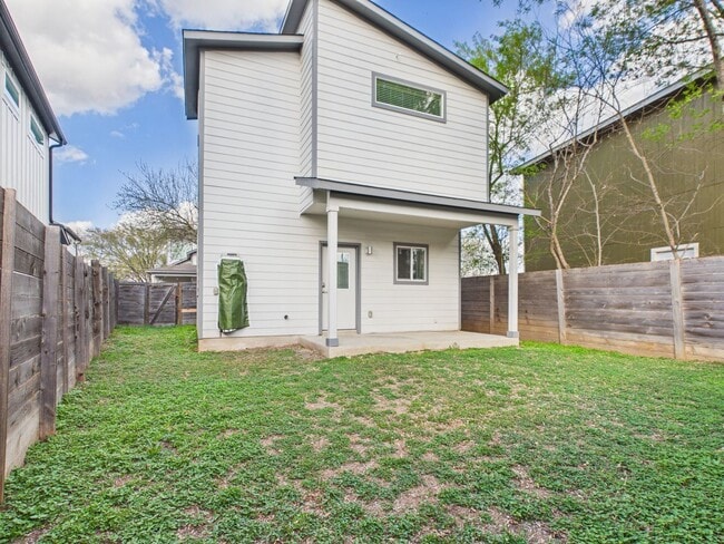Building Photo - Modern Freestanding Condo with Private Yard Near Downtown Austin