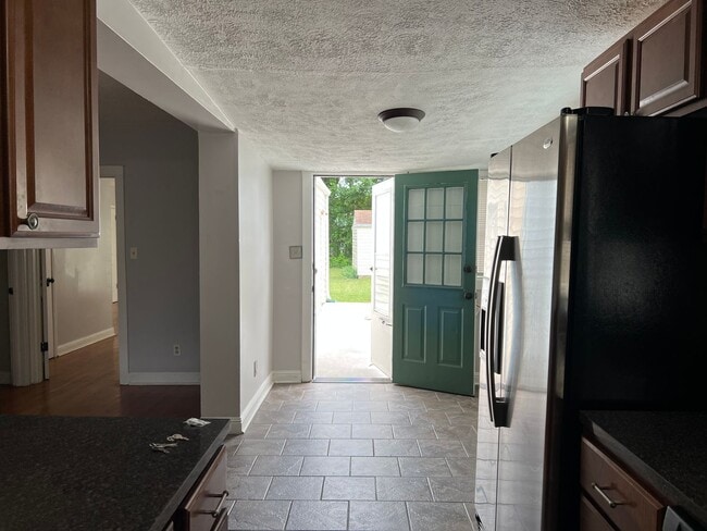 Building Photo - 3 bed 2 full bath -one level house in Jone...