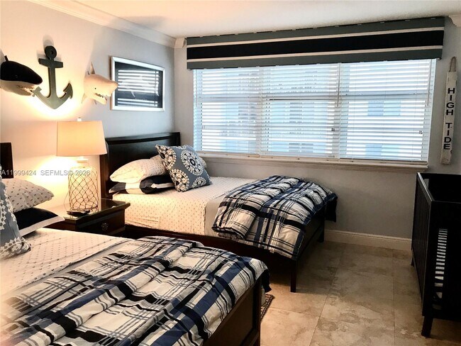 Building Photo - 6917 Collins Ave