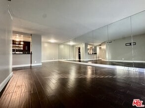 Building Photo - 600 W 9th St