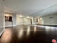 Building Photo - 600 W 9th St