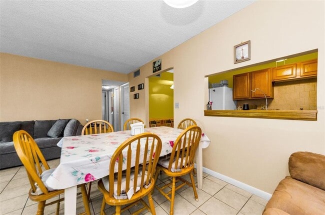 Building Photo - 2575 Pine Ridge Way S