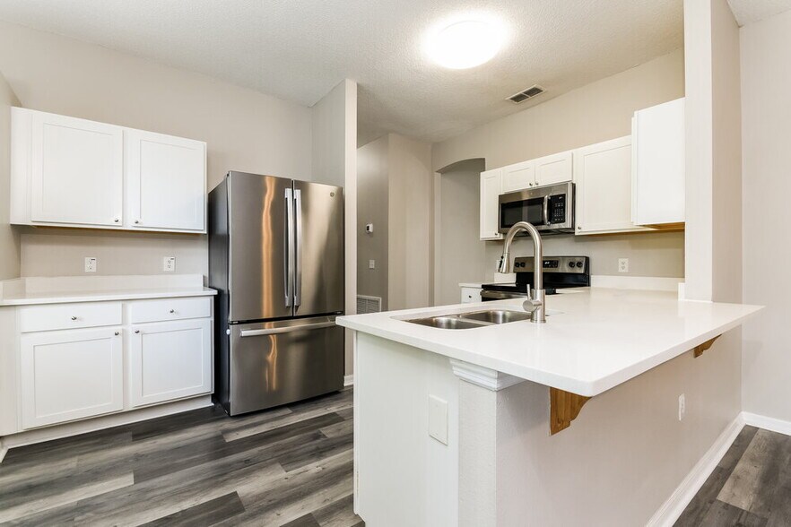 Building Photo - 556 Pinehurst Cove