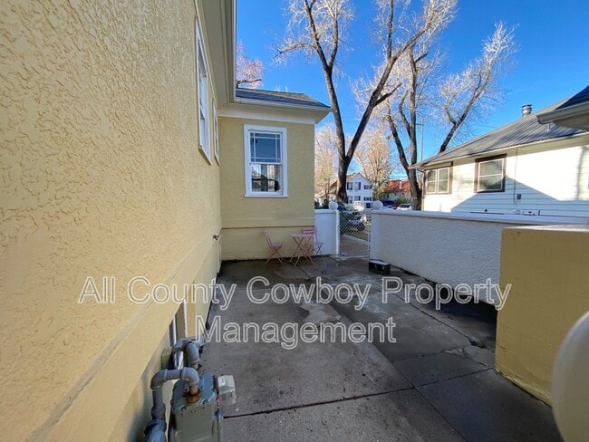 Building Photo - 623 E Lewis St