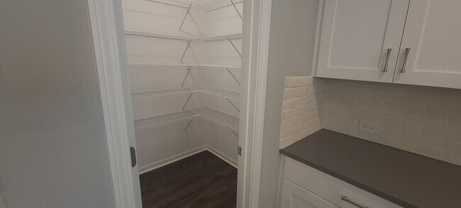 Building Photo - BEAUTIFUL HOME in the Desirable Hedgefield subdivision in Prattville.