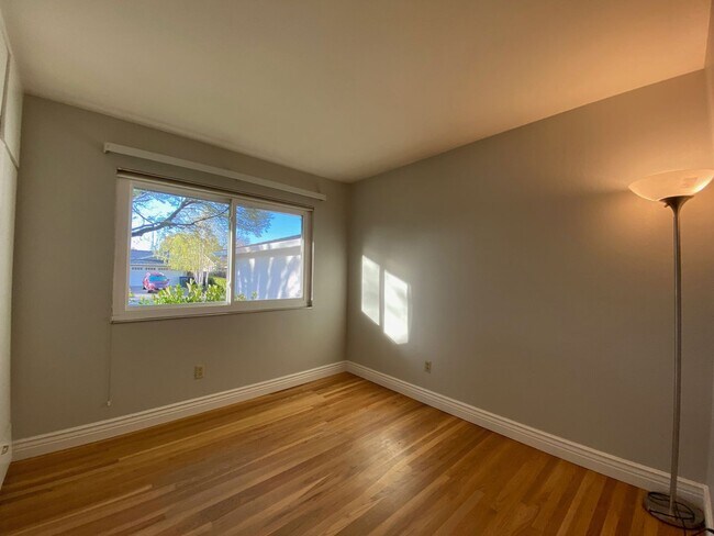 Building Photo - Beautiful 3 BDRM, 2 BATH Home w/ American ...