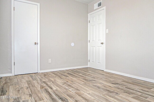 Building Photo - 5198 Viceroy Dr