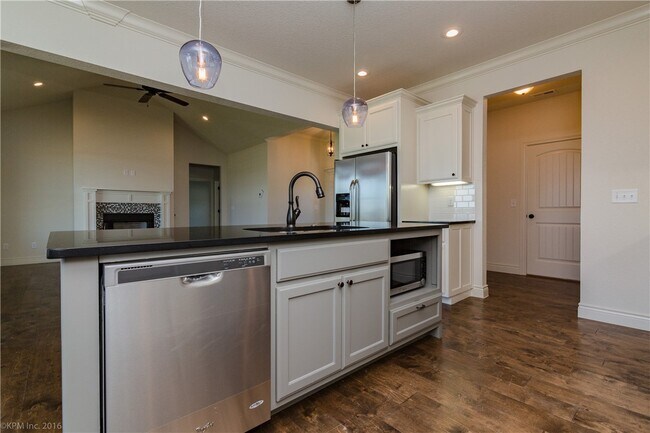 Building Photo - 1620 Sweetbriar Way