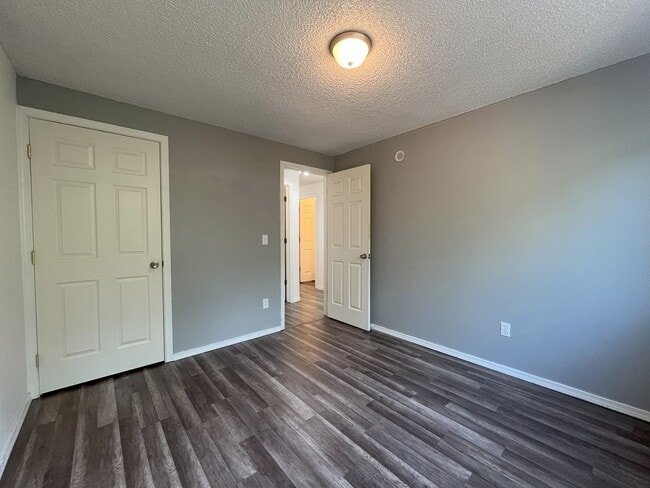 Building Photo - Spacious Yet Cozy 3BR/2BA Home with Garage...