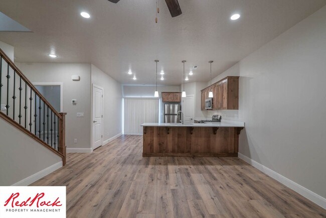 Building Photo - Spacious 4 Bedroom Townhome in Hurricane Heights!