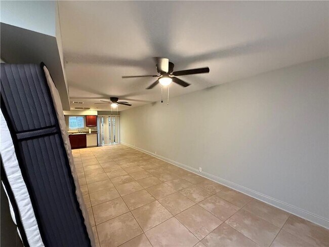 Building Photo - 3213 Golden Dr