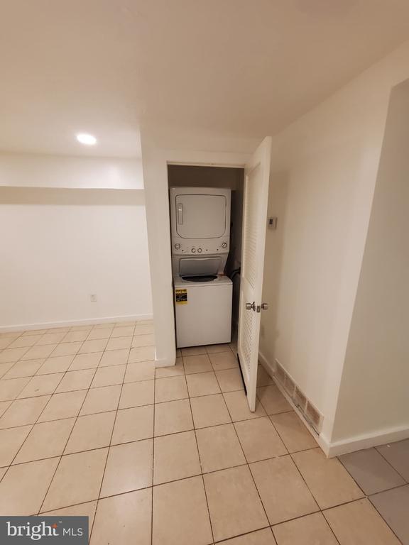 Building Photo - 1909 Dutch Village Dr