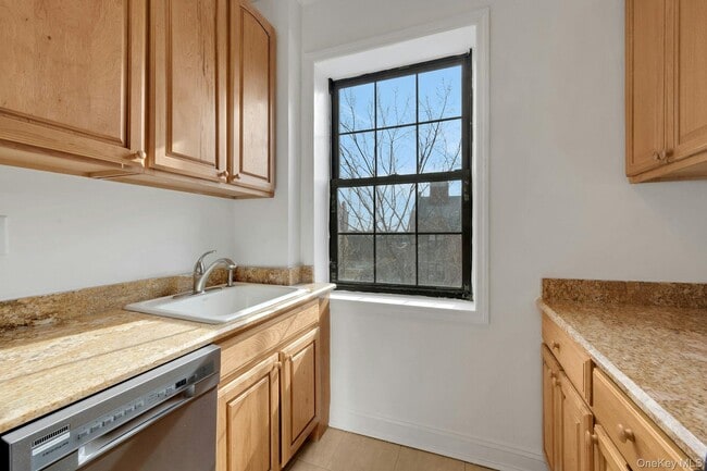 Building Photo - 840 Bronx River Rd