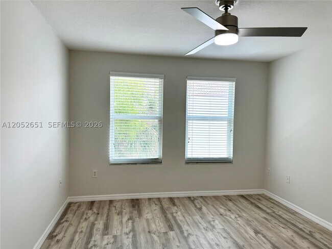 Building Photo - 1020 Villa Cir