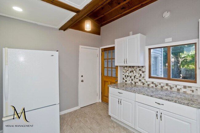 Building Photo - Single Family Home just minutes away from E. Longmeadow!