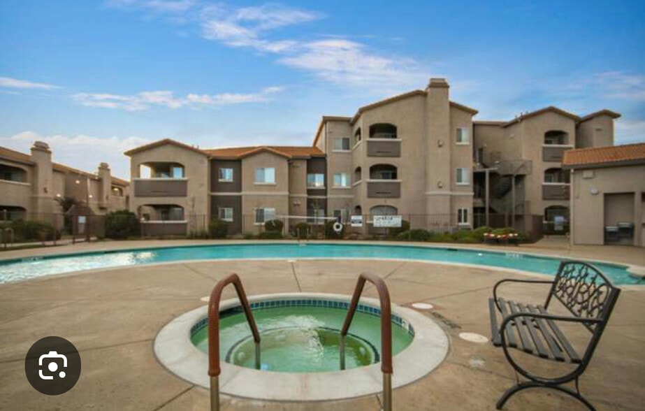 Resident pool and hot tub - 10001 Woodcreek Oaks Blvd