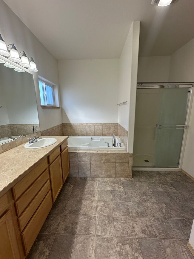 Building Photo - 5 Bedroom Home! Available now.