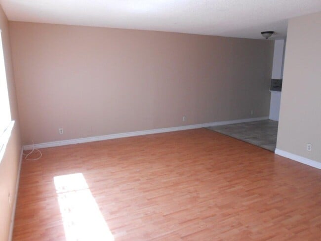 Building Photo - Spacious 2 story Townhouse with Community Pool