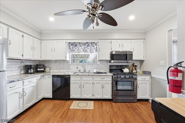 Building Photo - 2606 Trafalgar Square