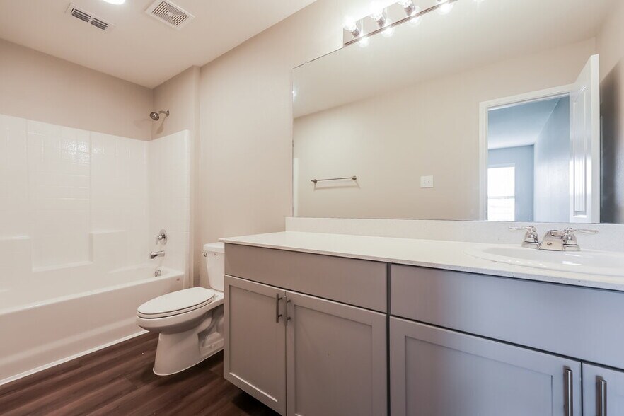 Building Photo - 1124 Skyline Dr