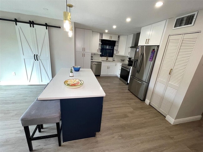 Building Photo - 4000 Del Rio Way