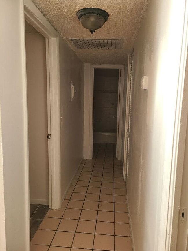 Building Photo - 3 Bedroom Condo, close to airport & shoppi...
