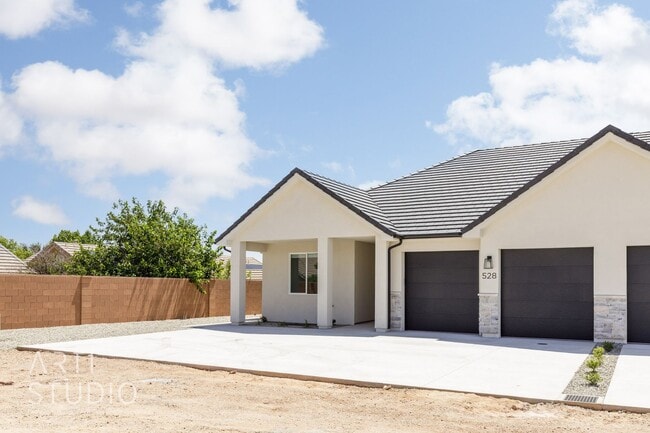 Building Photo - Brand New 3 Bed / 2 Bath Duplex – Modern L...