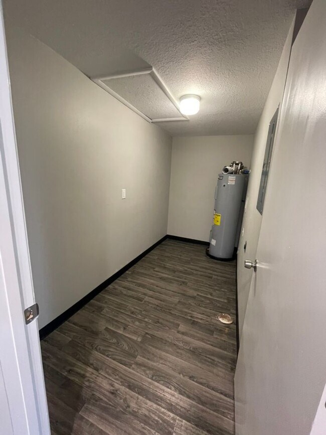 Building Photo - The Hampton - 1 Bedroom 1 Bathroom with inside laundry