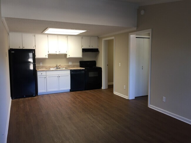 Building Photo - 1 BEDROOM AVAILABLE FEBRUARY 9TH!