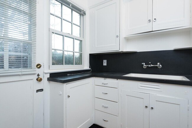 Building Photo - Vintage 2 Bedroom Townhouse