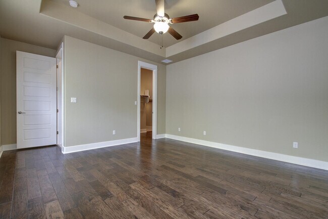 Building Photo - UT PRE-LEASE: Wood Floors, North Campus, Large Living Space, 2011 Construction, Custom High End K...