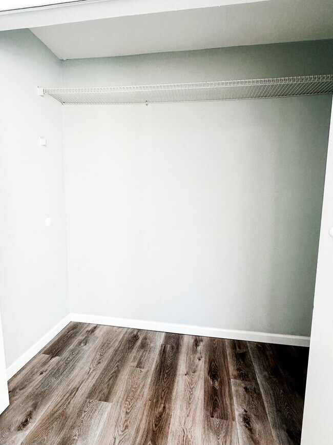 Building Photo - Renovated townhome in Great Alpharetta location