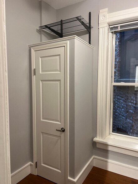 Building Photo - 1102 N Wolcott Ave
