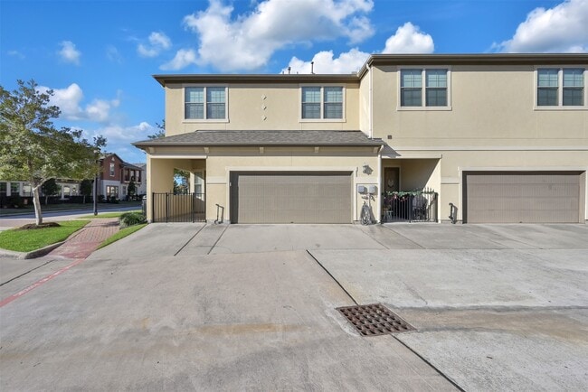 Building Photo - 14527 San Pietro Dr