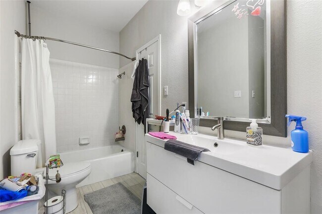 Building Photo - 307 Cuernavaca Dr N