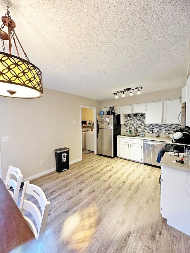 Building Photo - 1526 Woodcrest Cir