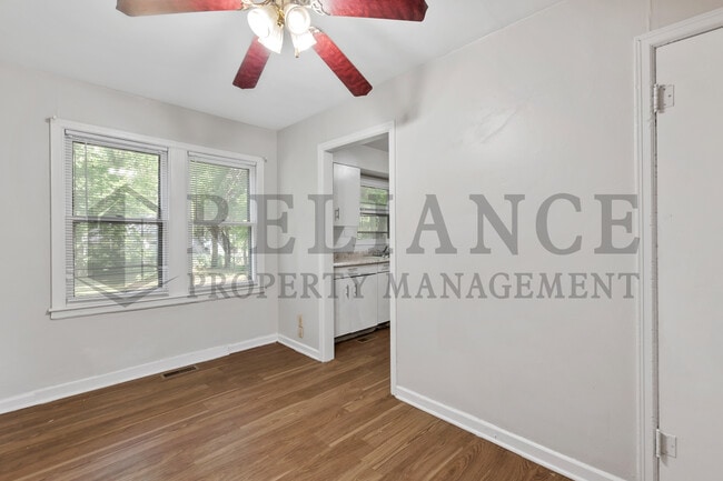 Building Photo - 709 S Pinecrest St