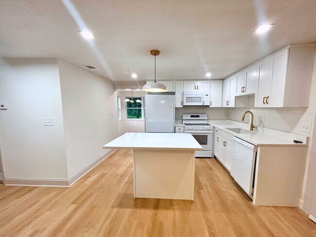 Building Photo - Newly Renovated 2-Bed, 1-Bath Duplex with Modern Upgrades