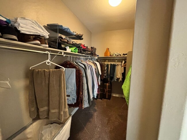 Building Photo - Stunning 5 Bedroom 3 Bathroom Home in Johnstown with Finished Basement!