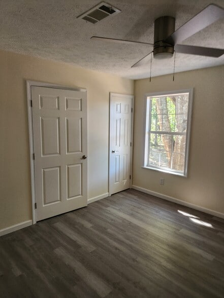 Building Photo - 7433 Dillon Ln