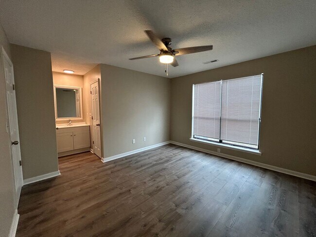 Building Photo - 923 E Estates Blvd