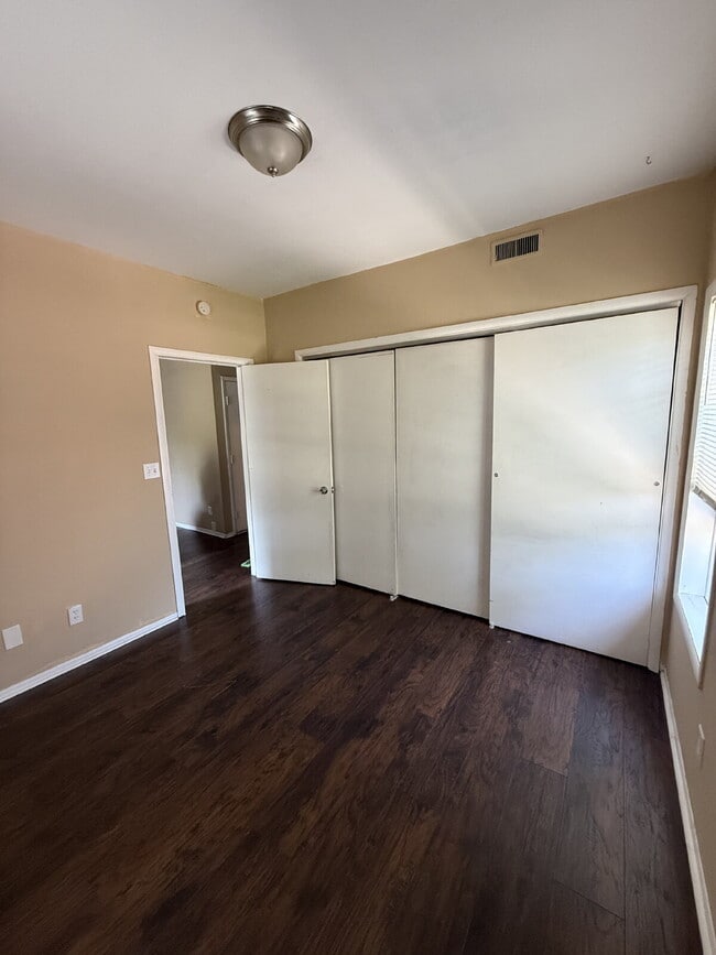 Building Photo - Charming 2 Bedroom 1 Bathroom with small b...