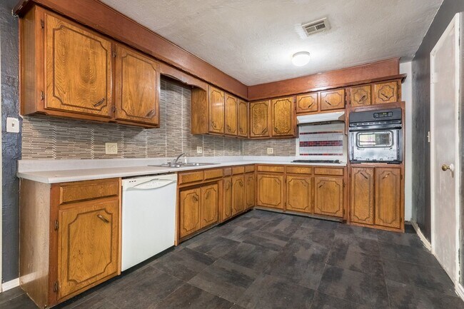 Building Photo - Lovely Home In Southwest OKC!