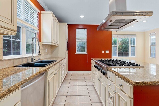 Building Photo - Spacious 3 Bedroom, 3 Bathroom Home with P...