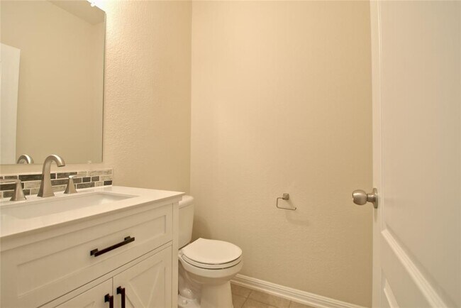 Building Photo - 1708 Stonehaven Ln