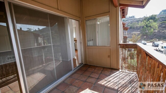 Building Photo - 2nd Floor 3 bed/2 bath Condo!